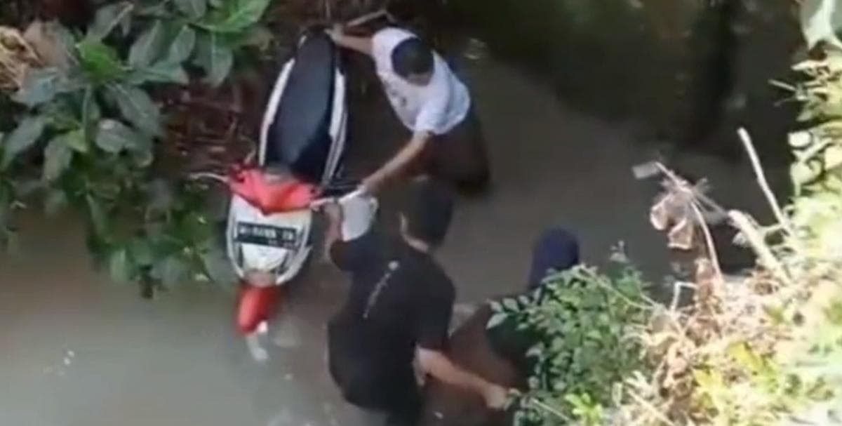 Kecelakaan di Jember, Motor Ditumpangi 2 Perempuan dan Balita Terjun ke Sungai Kecelakaan di Jember, Motor Ditumpangi 2 Perempuan dan Balita Terjun ke Sungai