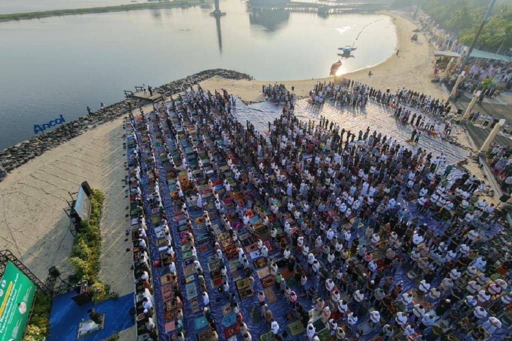Momen Salat Iduladha di Pantai Lagoon Ancol, Suasana Khusyuk di Tepi Laut Momen Salat Iduladha di Pantai Lagoon Ancol, Suasana Khusyuk di Tepi Laut