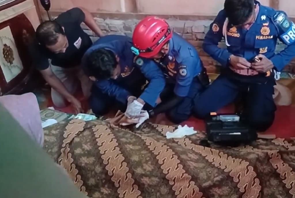 Dramatis! Damkar Potong Cincin di Jari Jenazah Lansia Sebelum Dimakamkan di Makassar Dramatis! Damkar Potong Cincin di Jari Jenazah Lansia Sebelum Dimakamkan di Makassar