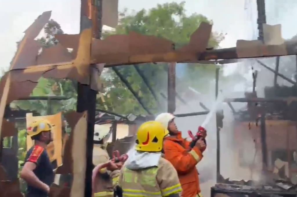 Kebakaran di Bondowoso, 2 Rumah Hangus gegara Lupa Matikan Tungku saat Masak Daging Kurban Kebakaran di Bondowoso, 2 Rumah Hangus gegara Lupa Matikan Tungku saat Masak Daging Kurban