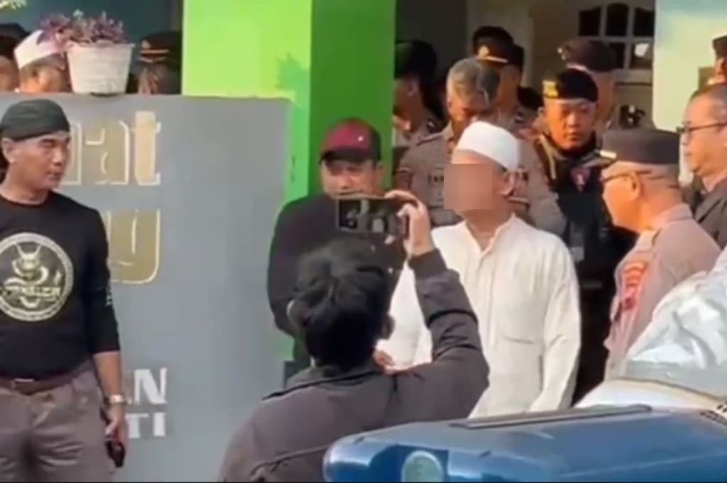 Tampang Pimpinan Padepokan Padang Ati Pekalongan yang Diduga Cabuli Puluhan Santriwati Tampang Pimpinan Padepokan Padang Ati Pekalongan yang Diduga Cabuli Puluhan Santriwati