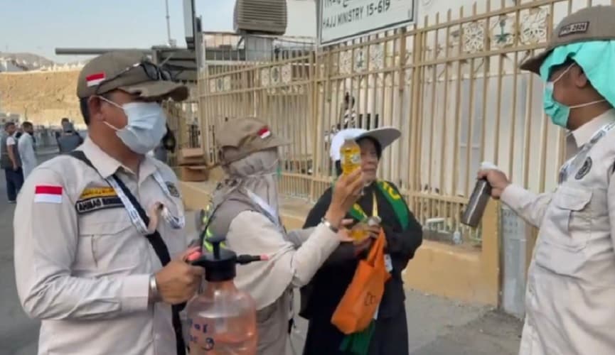 Petugas Haji Bagikan Oralit di Jalur Jamarat, Lindungi Jemaah dari Dehidrasi Akut Petugas Haji Bagikan Oralit di Jalur Jamarat, Lindungi Jemaah dari Dehidrasi Akut