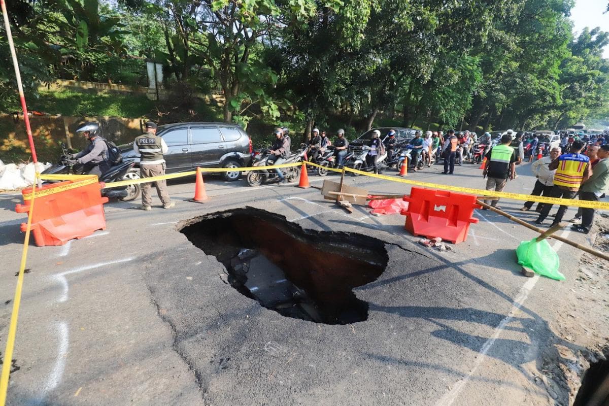 Lubang Besar di Jalan Raya Lenteng Agung, Akses Jakarta-Depok Macet Parah Lubang Besar di Jalan Raya Lenteng Agung, Akses Jakarta-Depok Macet Parah