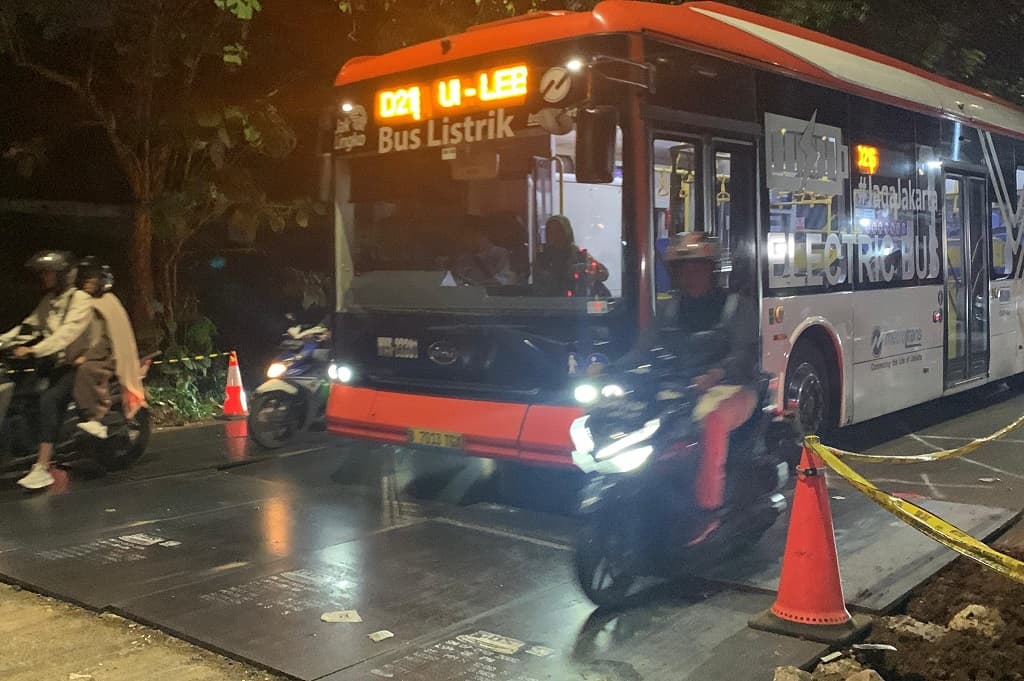 Sempat Terdampak Jalan Ambles di Lenteng Agung, Transjakarta Melintas Normal Sempat Terdampak Jalan Ambles di Lenteng Agung, Transjakarta Melintas Normal
