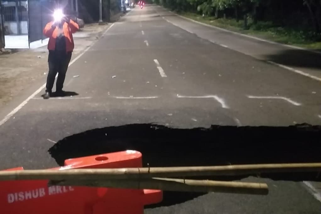 Jalan Lenteng Agung Jaksel Amblas, Polisi Minta Pengendara Hati-Hati Jalan Lenteng Agung Jaksel Amblas, Polisi Minta Pengendara Hati-Hati