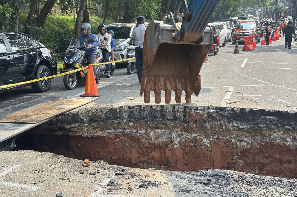 Jalan Raya Lenteng Agung Jaksel Ambles, Cek Jalur Alternatif Hindari Macet Jalan Raya Lenteng Agung Jaksel Ambles, Cek Jalur Alternatif Hindari Macet