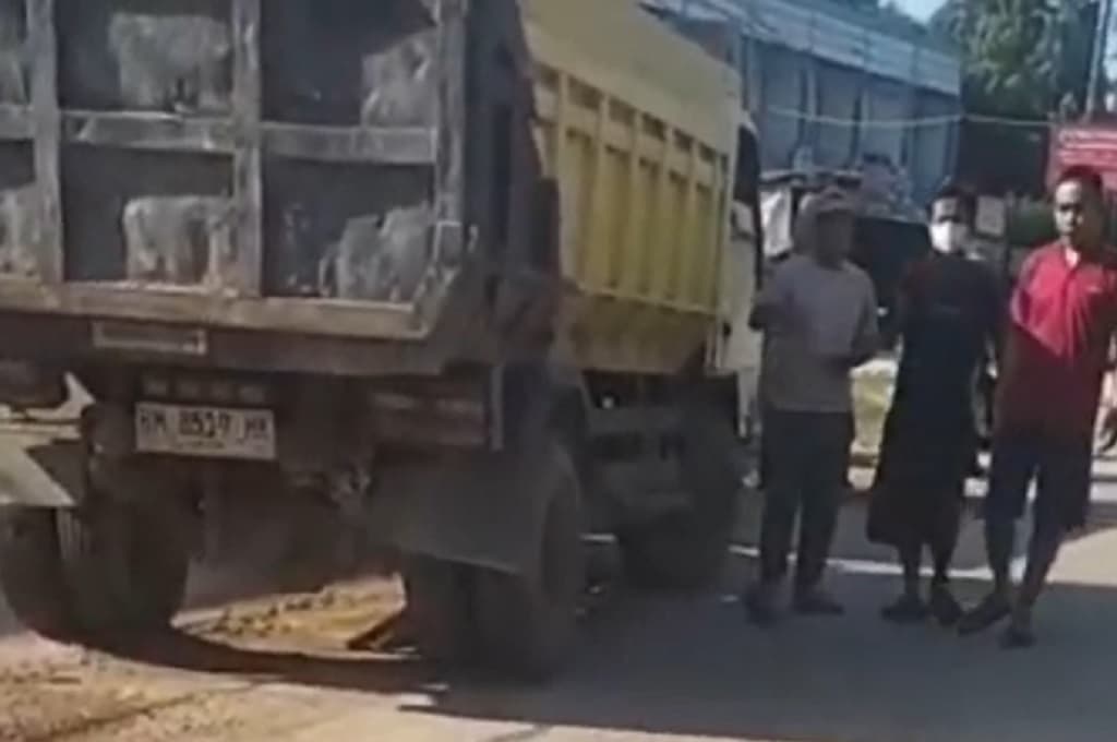 Kronologi 3 Orang Sekeluarga Tewas Terlindas Truk di Muaro Jambi, Jatuh saat Menyalip Kronologi 3 Orang Sekeluarga Tewas Terlindas Truk di Muaro Jambi, Jatuh saat Menyalip