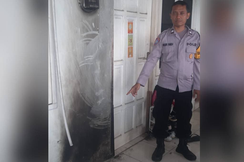 Apes! Pemuda Terbakar usai Tuang Bensin ke Arang untuk Bakar Sate di Tangsel Apes! Pemuda Terbakar usai Tuang Bensin ke Arang untuk Bakar Sate di Tangsel