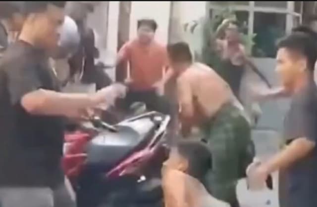 Penggerebekan Lapak Sabu di Medan Mencekam, Polisi Dilempari Batu Penggerebekan Lapak Sabu di Medan Mencekam, Polisi Dilempari Batu