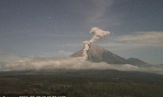 Gunung Semeru Meletus 4 Kali Malam Ini, Muntahkan Abu Vulkanik 1.000 Meter Gunung Semeru Meletus 4 Kali Malam Ini, Muntahkan Abu Vulkanik 1.000 Meter