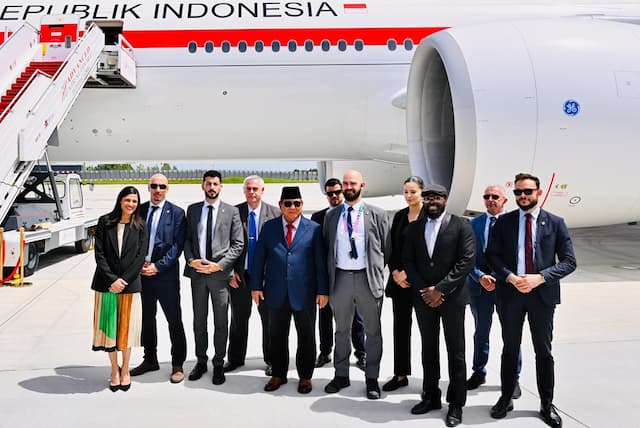 Momen Prabowo Foto Bareng Pengawal Prancis Sebelum Pulang ke Tanah Air Momen Prabowo Foto Bareng Pengawal Prancis Sebelum Pulang ke Tanah Air