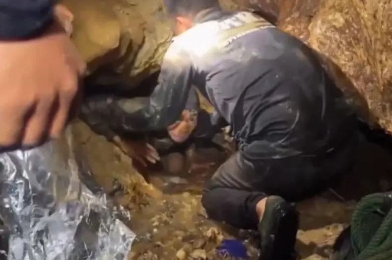 7 Orang Terjebak 10 Hari di Gua Laos, 1 Korban Dievakuasi 7 Orang Terjebak 10 Hari di Gua Laos, 1 Korban Dievakuasi