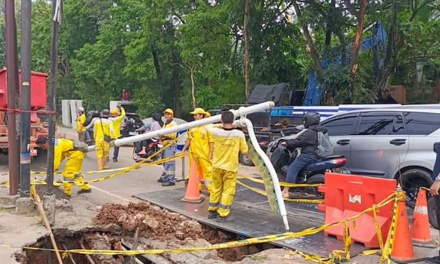 Terancam Roboh, Tiang Penerangan di Dekat Jalan Ambles Lenteng Agung Dipindahkan Terancam Roboh, Tiang Penerangan di Dekat Jalan Ambles Lenteng Agung Dipindahkan