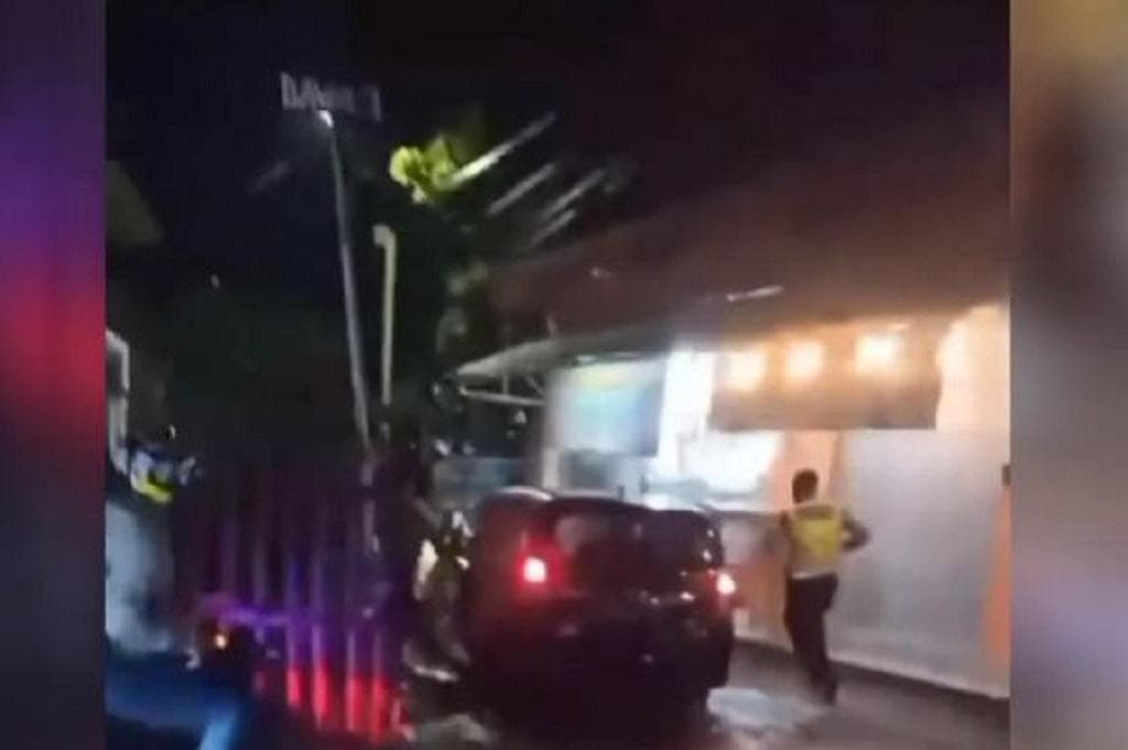 Viral Mobil Dikejar Polisi dan Warga di Tegal, Ternyata Gunakan Pelat Nomor Palsu Viral Mobil Dikejar Polisi dan Warga di Tegal, Ternyata Gunakan Pelat Nomor Palsu