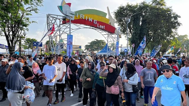 Fun Walk HUT ke-76 Kotabaru: Ribuan Warga Ikuti Jalan Sehat dan Tukar Sampah Plastik dengan Sembako Fun Walk HUT ke-76 Kotabaru: Ribuan Warga Ikuti Jalan Sehat dan Tukar Sampah Plastik dengan Sembako