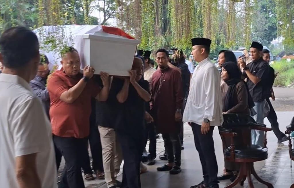 Jenazah Eks Menhan Ryamizard Ryacudu Tiba di Rumah Duka, Diiringi Isak Tangis Jenazah Eks Menhan Ryamizard Ryacudu Tiba di Rumah Duka, Diiringi Isak Tangis