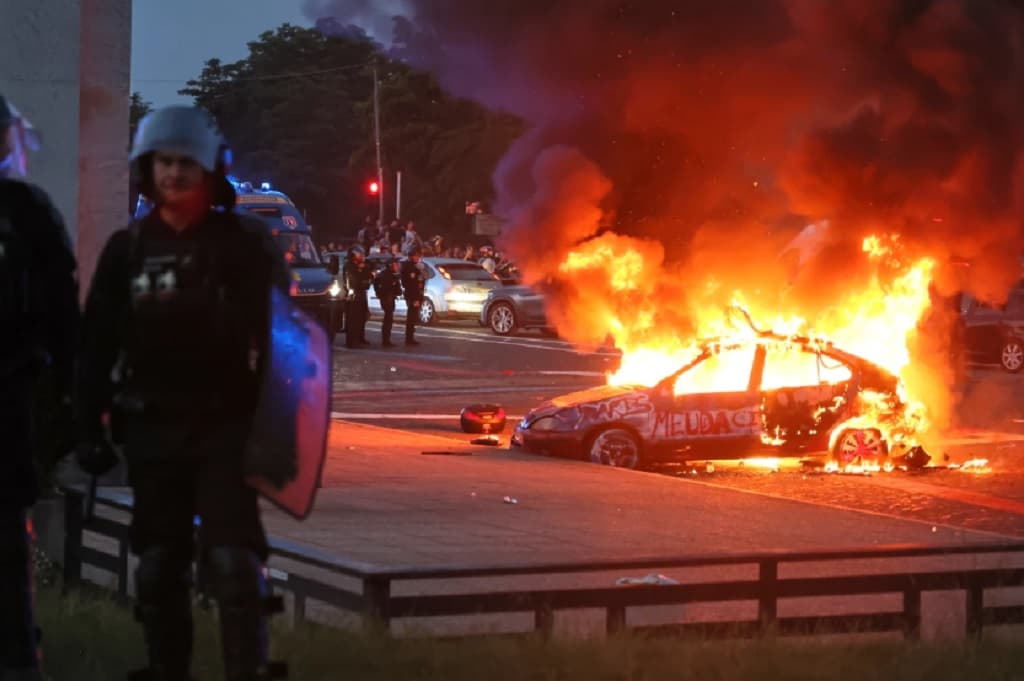 PSG Juara Liga Champions, Suporter di Paris Malah Rusuh hingga Bakar Mobil PSG Juara Liga Champions, Suporter di Paris Malah Rusuh hingga Bakar Mobil