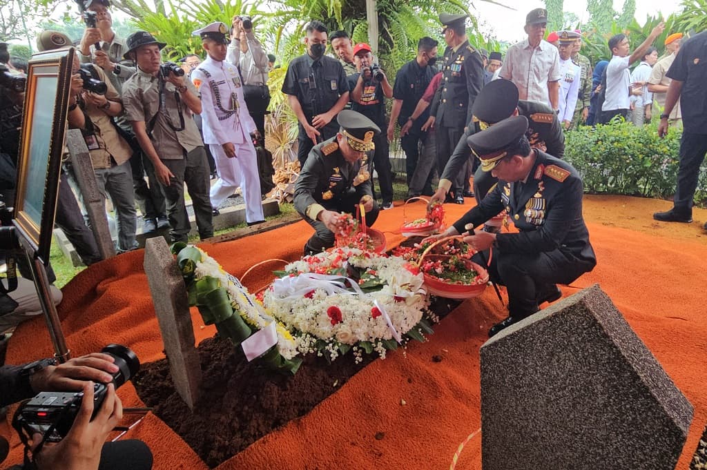 Ryamizard Ryacudu Dimakamkan di TMP Kalibata, Menhan Sjafrie Pimpin Upacara Pemakaman Militer Ryamizard Ryacudu Dimakamkan di TMP Kalibata, Menhan Sjafrie Pimpin Upacara Pemakaman Militer
