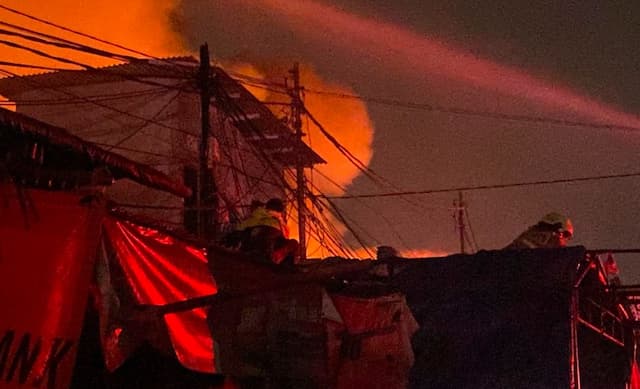 Kebakaran Pasar Jiung Kemayoran, Damkar Berjibaku Padamkan Api Kebakaran Pasar Jiung Kemayoran, Damkar Berjibaku Padamkan Api