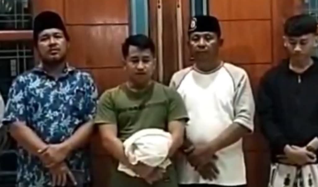 Viral Teror Pocong Bawa Celurit Bikin Resah Warga Bangkalan, 3 Orang Ditangkap Viral Teror Pocong Bawa Celurit Bikin Resah Warga Bangkalan, 3 Orang Ditangkap