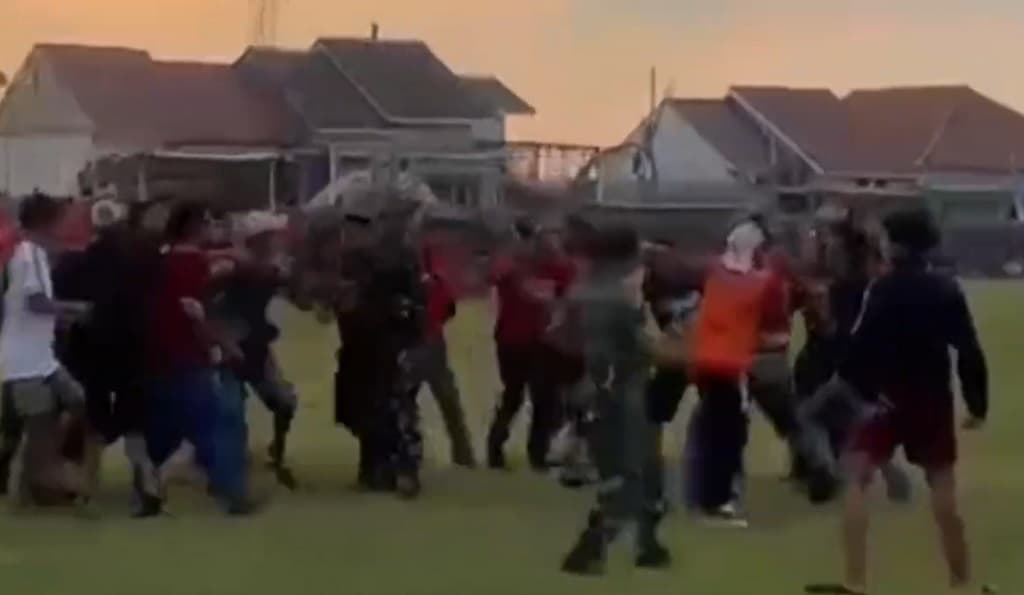 Final Sepak Bola Tarkam di Kendal Ricuh, 2 Kelompok Suporter Baku Hantam Final Sepak Bola Tarkam di Kendal Ricuh, 2 Kelompok Suporter Baku Hantam