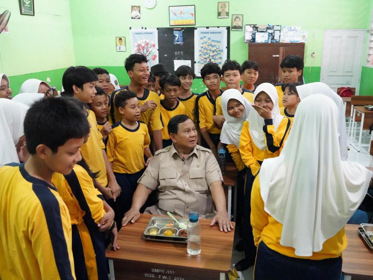 Prabowo Disambut Antusias Para Siswa saat Tinjau MBG di SMPN 111 Jakbar Prabowo Disambut Antusias Para Siswa saat Tinjau MBG di SMPN 111 Jakbar