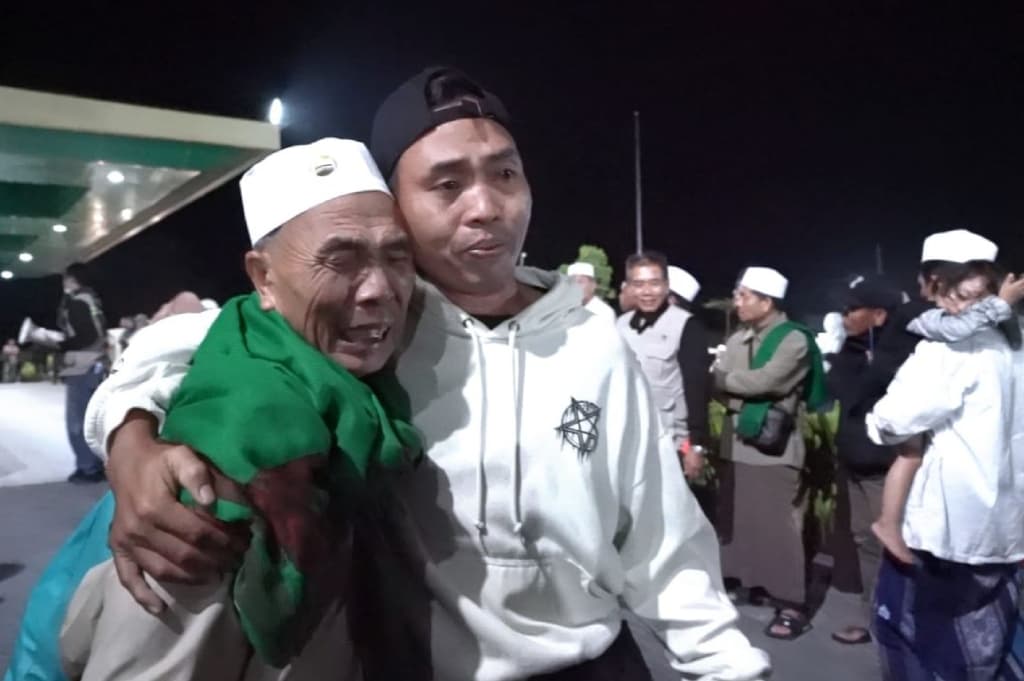 Alhamdulillah! 393 Jemaah Haji Kloter Pertama NTB Tiba di Tanah Air, Disambut Haru Keluarga Alhamdulillah! 393 Jemaah Haji Kloter Pertama NTB Tiba di Tanah Air, Disambut Haru Keluarga