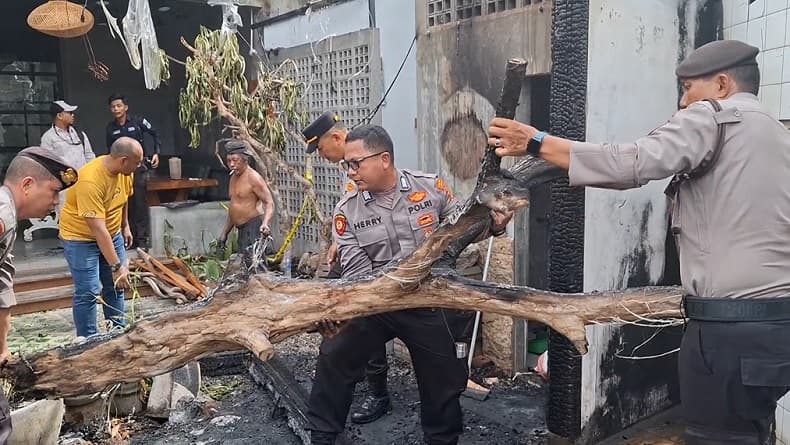 Kebakaran Kedai Kopi di Labuhanbatu, Dipicu Kebocoran Tabung Gas Kebakaran Kedai Kopi di Labuhanbatu, Dipicu Kebocoran Tabung Gas
