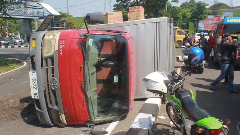 Kecelakaan di Bundaran Taman Pelangi Surabaya, Truk Penuh Muatan Terguling Kecelakaan di Bundaran Taman Pelangi Surabaya, Truk Penuh Muatan Terguling