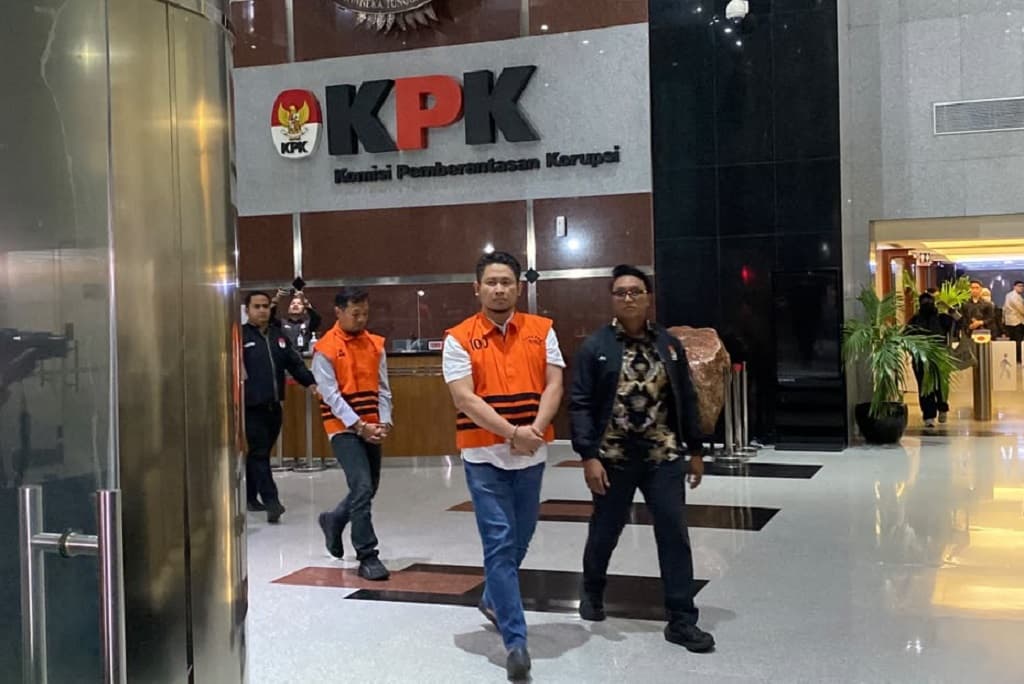KPK Tahan 3 Tersangka Korupsi Gedung Pemkab Lamongan KPK Tahan 3 Tersangka Korupsi Gedung Pemkab Lamongan