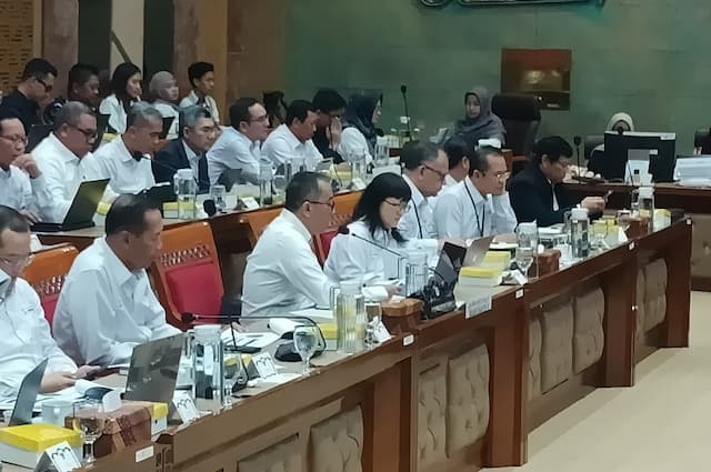Rapat di DPR, Mendiktisaintek Bantah Ingin Tutup Prodi yang Tak Sesuai Kebutuhan Industri Rapat di DPR, Mendiktisaintek Bantah Ingin Tutup Prodi yang Tak Sesuai Kebutuhan Industri