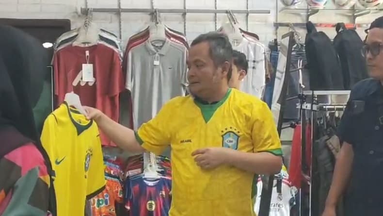 Demam Piala Dunia 2026 Mulai Terasa, Warga Bangkalan Berburu Jersey Tim Favorit Demam Piala Dunia 2026 Mulai Terasa, Warga Bangkalan Berburu Jersey Tim Favorit
