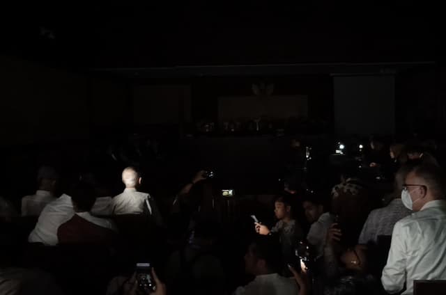 Nadiem Bacakan Pembelaan, Ruang Sidang Sempat Gelap Gulita Nadiem Bacakan Pembelaan, Ruang Sidang Sempat Gelap Gulita