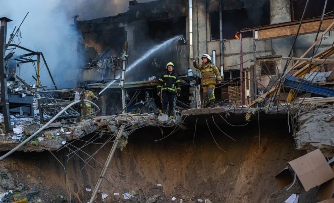 Ngamuk! Rusia Bombardir Kiev Ukraina, Hancurkan Gedung Apartemen 24 Lantai Ngamuk! Rusia Bombardir Kiev Ukraina, Hancurkan Gedung Apartemen 24 Lantai