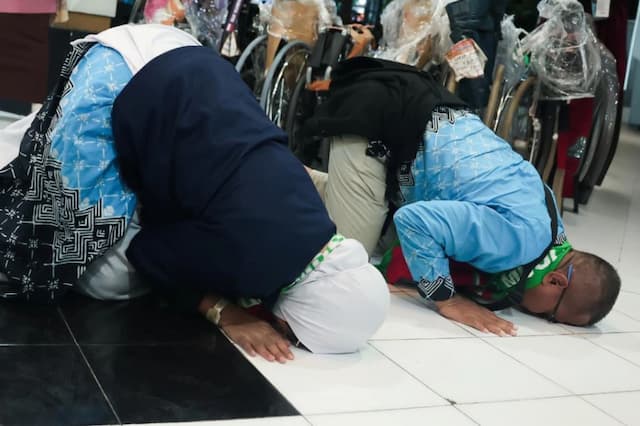Momen Haru Kedatangan Jemaah Haji Kloter 1 Solo, Sujud Syukur Pulang dari Tanah Suci Momen Haru Kedatangan Jemaah Haji Kloter 1 Solo, Sujud Syukur Pulang dari Tanah Suci