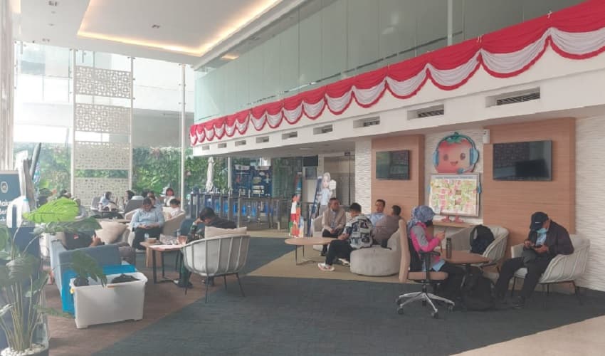 Gerbang Kantor BGN Ditutup di Tengah Isu Penggeledahan, Pegawai Menunggu di Lobi Gerbang Kantor BGN Ditutup di Tengah Isu Penggeledahan, Pegawai Menunggu di Lobi