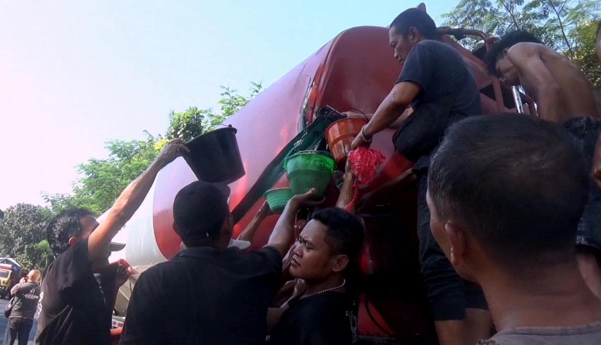 Truk Tangki BBM Kecelakaan di Lumajang, Solar Tumpah Jadi Rebutan Warga Truk Tangki BBM Kecelakaan di Lumajang, Solar Tumpah Jadi Rebutan Warga