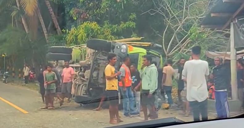 Lagi, Truk Bermuatan Tebu Milik PT MSM Terbalik di Halaman Warga, Sopir Sempat Tak Sadarkan Diri Lagi, Truk Bermuatan Tebu Milik PT MSM Terbalik di Halaman Warga, Sopir Sempat Tak Sadarkan Diri