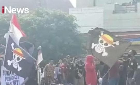 Aksi Demo Ribuan Warga Pati : Merah Putih Berpadu Bendera One Piece Tuntut Mundurnya Sudewo Aksi Demo Ribuan Warga Pati : Merah Putih Berpadu Bendera One Piece Tuntut Mundurnya Sudewo