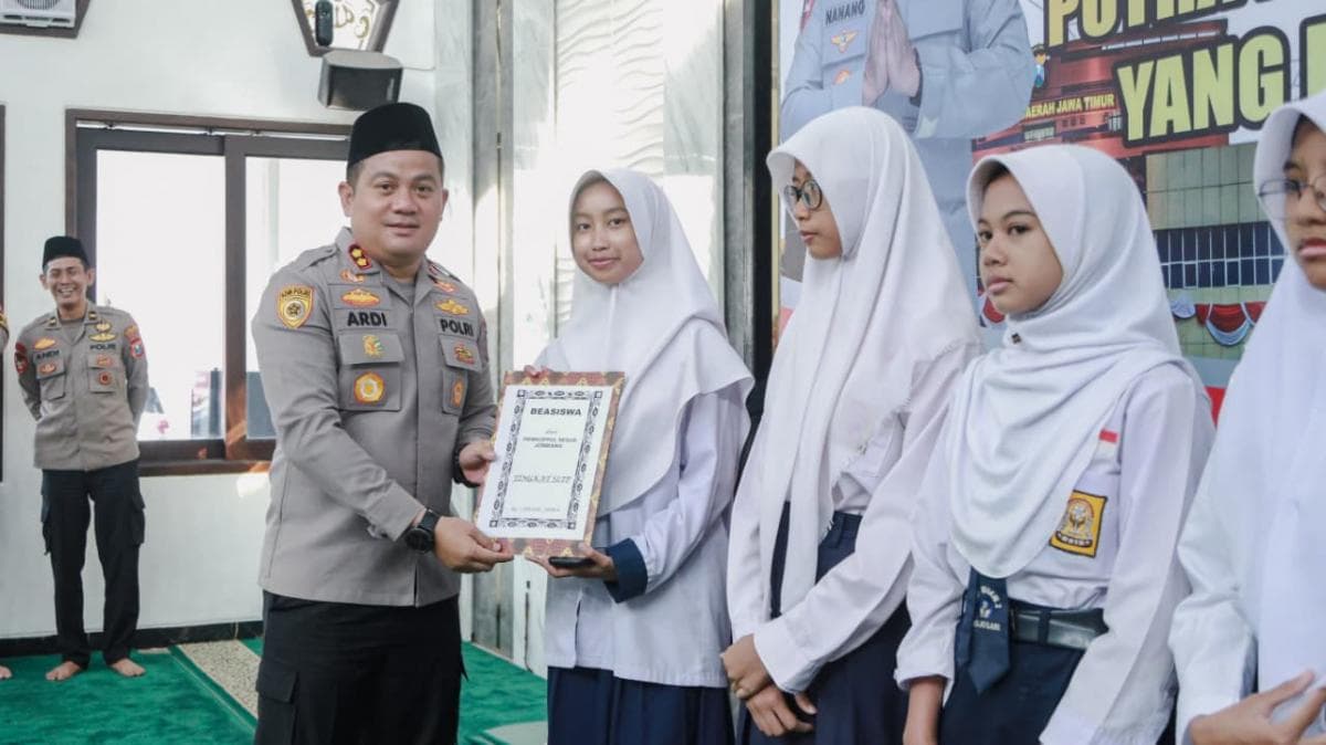 Peduli Pendidikan, Kapolres Jombang Serahkan Beasiswa Kepada 30 Putra-putri Berprestasi Peduli Pendidikan, Kapolres Jombang Serahkan Beasiswa Kepada 30 Putra-putri Berprestasi