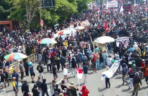 Ribuan Warga Kepung Kantor Bupati Pati, Tuntut Sudewo Lengser Ribuan Warga Kepung Kantor Bupati Pati, Tuntut Sudewo Lengser