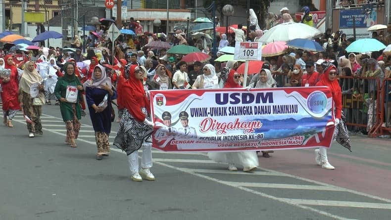 Meriah, Pawai HUT RI ke-80 di Bukittinggi Dimeriahkan Uwaik Maninjau dan Seribu Porsi Bakso Gratis Meriah, Pawai HUT RI ke-80 di Bukittinggi Dimeriahkan Uwaik Maninjau dan Seribu Porsi Bakso Gratis