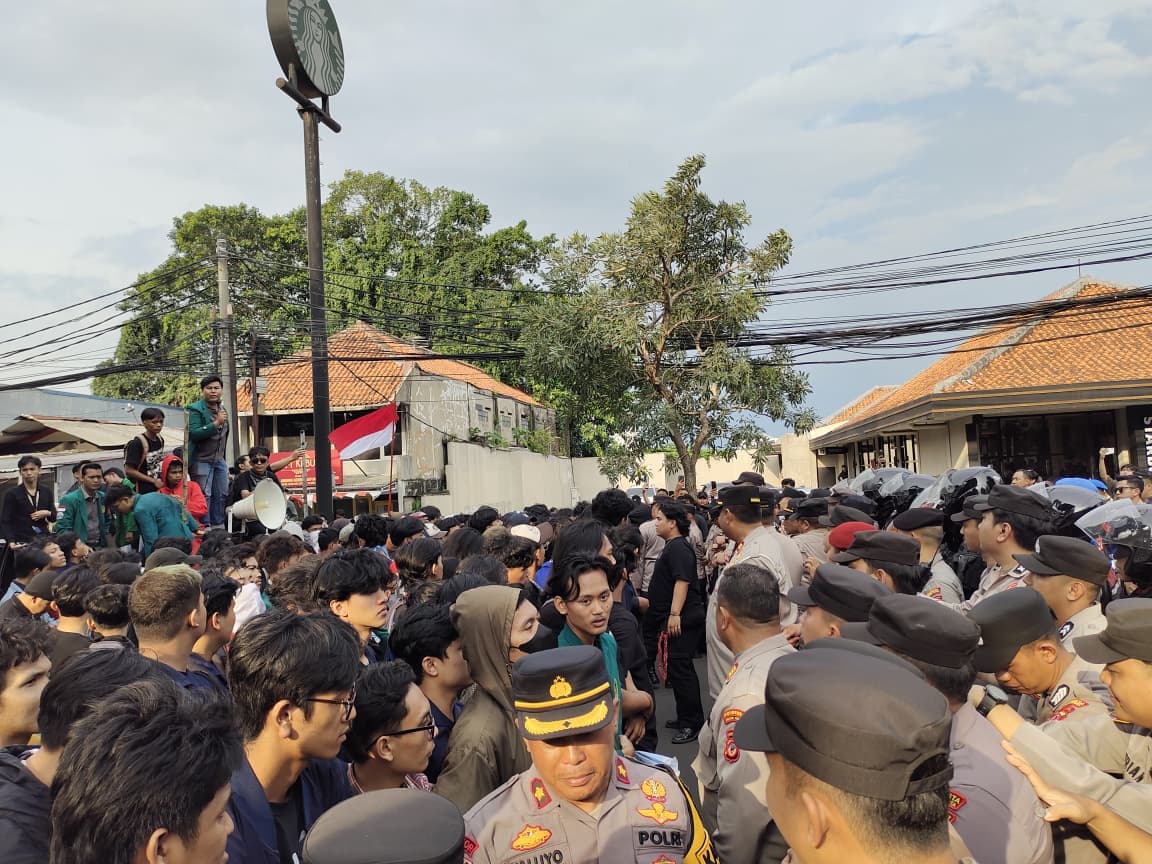 Demo Gerakan Bogor Melawan Ricuh, Mahasiswa Saling Dorong dengan Polisi di Jalan Sudirman Demo Gerakan Bogor Melawan Ricuh, Mahasiswa Saling Dorong dengan Polisi di Jalan Sudirman