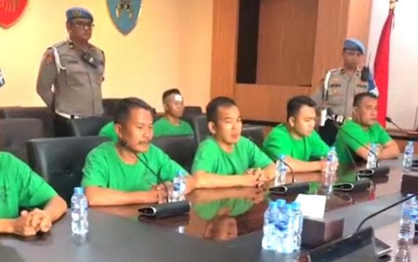 Begini Tampang 7 Brimob Dalam Mobil Rantis Polisi yang Melindas Drivel Ojol Begini Tampang 7 Brimob Dalam Mobil Rantis Polisi yang Melindas Drivel Ojol