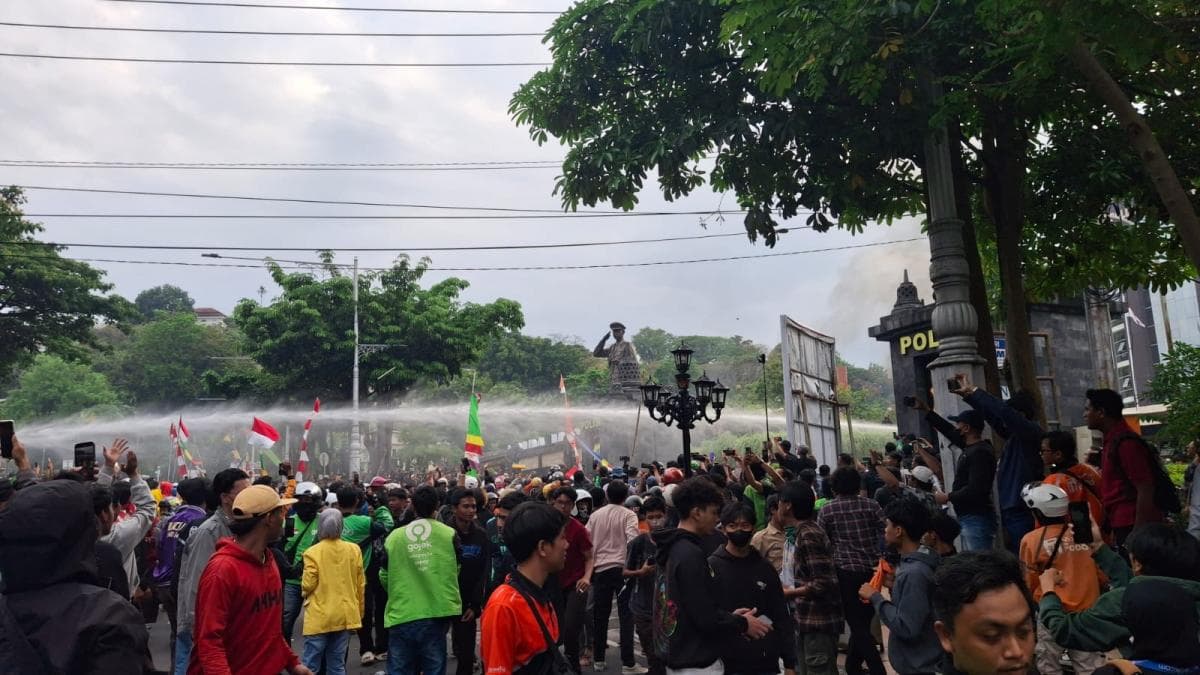 Demo Solidaritas Ojol Tewas Dilindas Ricuh di Depan Polda Jateng Demo Solidaritas Ojol Tewas Dilindas Ricuh di Depan Polda Jateng