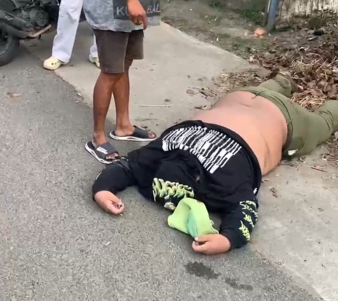 Ricuh Demo Karawang, Pria Bertubuh Gemuk Tumbang, Massa Sempat Panik Dikira Meninggal Ricuh Demo Karawang, Pria Bertubuh Gemuk Tumbang, Massa Sempat Panik Dikira Meninggal