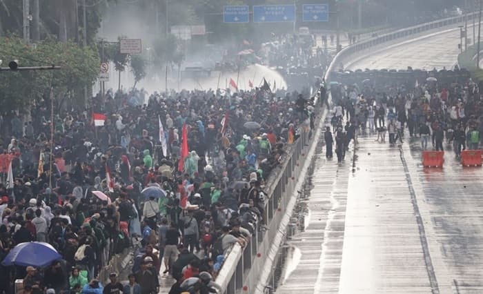 Dua Peristiwa Kontras di Demo DPR: Ratusan Pelajar Diamankan, Ojol Dilindas Rantis Baracuda Dua Peristiwa Kontras di Demo DPR: Ratusan Pelajar Diamankan, Ojol Dilindas Rantis Baracuda