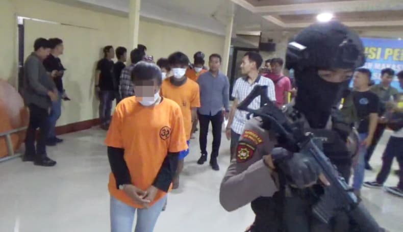 Miris! Gadis Belia di Makassar Nekat Jajaki Prostitusi Online Demi Imbalan Uang, 5 Mucikari Dibekuk Miris! Gadis Belia di Makassar Nekat Jajaki Prostitusi Online Demi Imbalan Uang, 5 Mucikari Dibekuk