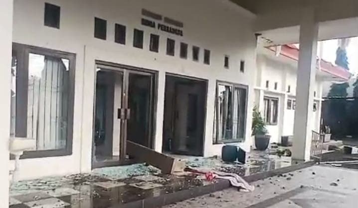 Demo Mahasiswa di DPRD Kota Banjar Disusupi Kelompok Anarkis, Gedung Dewan Dirusak Demo Mahasiswa di DPRD Kota Banjar Disusupi Kelompok Anarkis, Gedung Dewan Dirusak