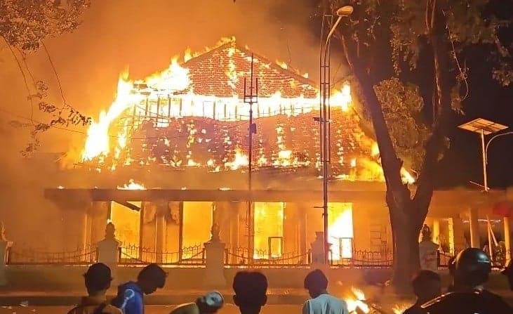 Fakta- Fakta Tragedi di Jantung Surabaya: Gedung Grahadi Dibakar Massa, Simbol Sejarah Terkoyak Fakta- Fakta Tragedi di Jantung Surabaya: Gedung Grahadi Dibakar Massa, Simbol Sejarah Terkoyak